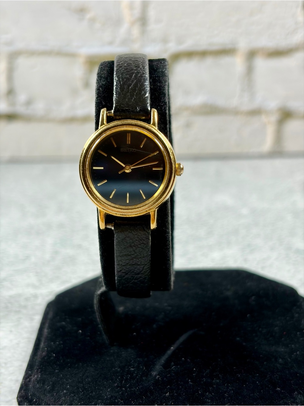 Seiko Womenâs Quartz Watch Black Dial Gold Tone 22mm New Battery